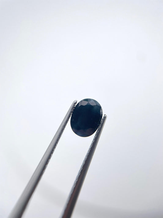 Saphir ovale bleu sombre 1.16 ct