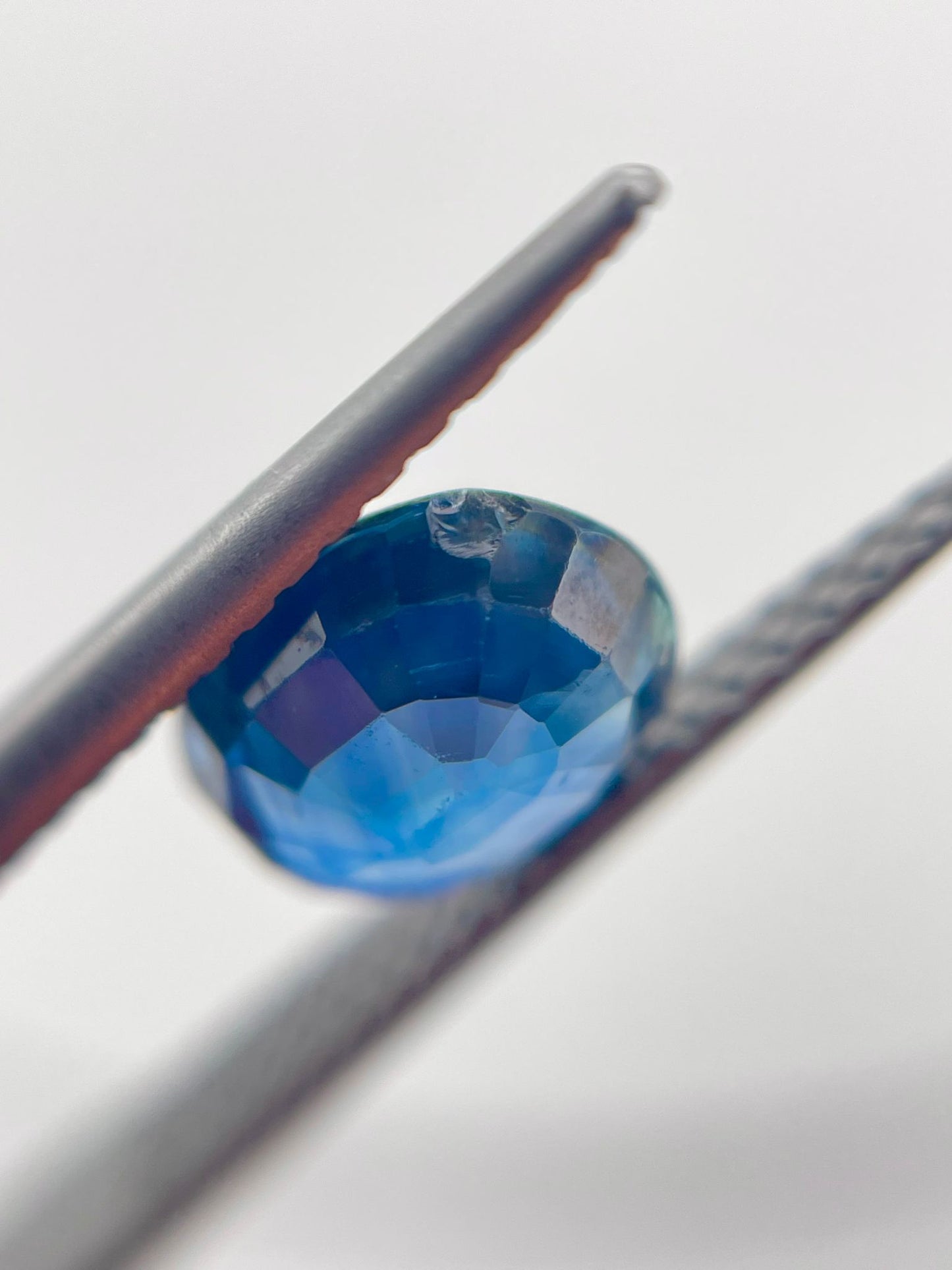 Saphir ovale bleu 1.43 ct