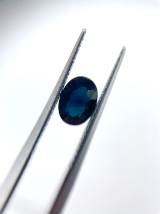 Saphir ovale bleu sombre 1.24ct