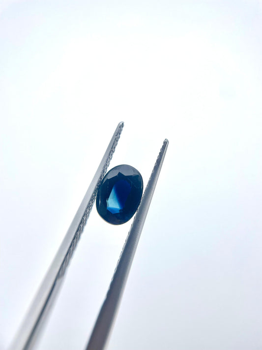 Saphir ovale bleu 0.90 ct