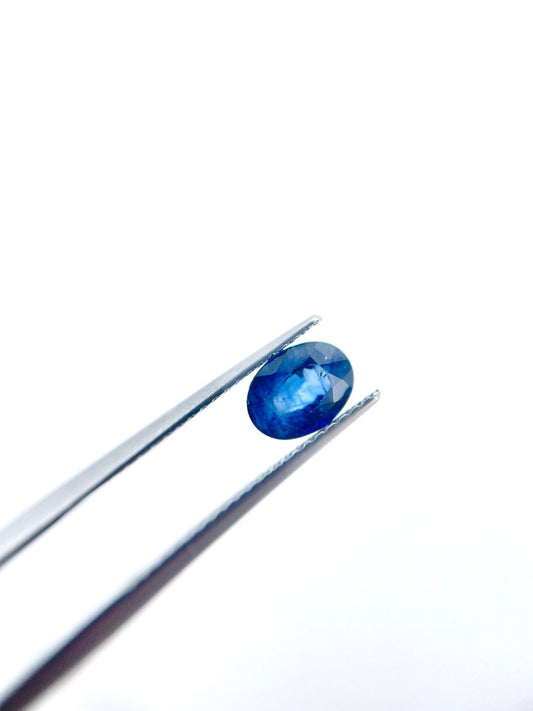 Saphir ovale bleu 0.95 ct
