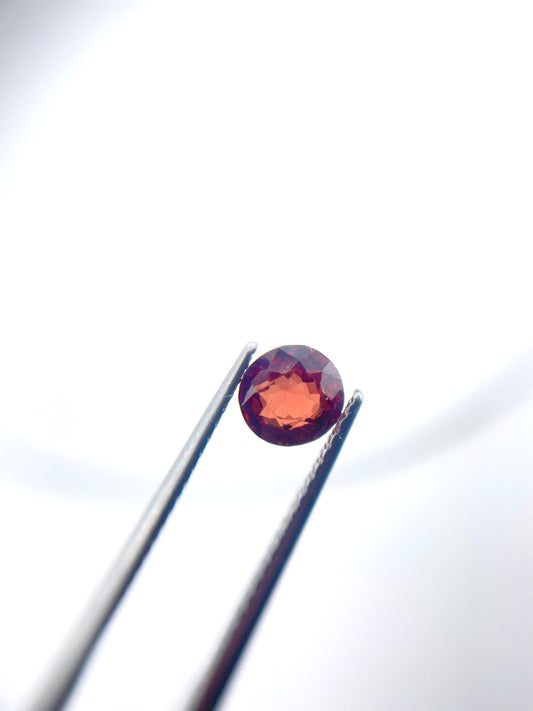 Spinel ovale sans inclusion