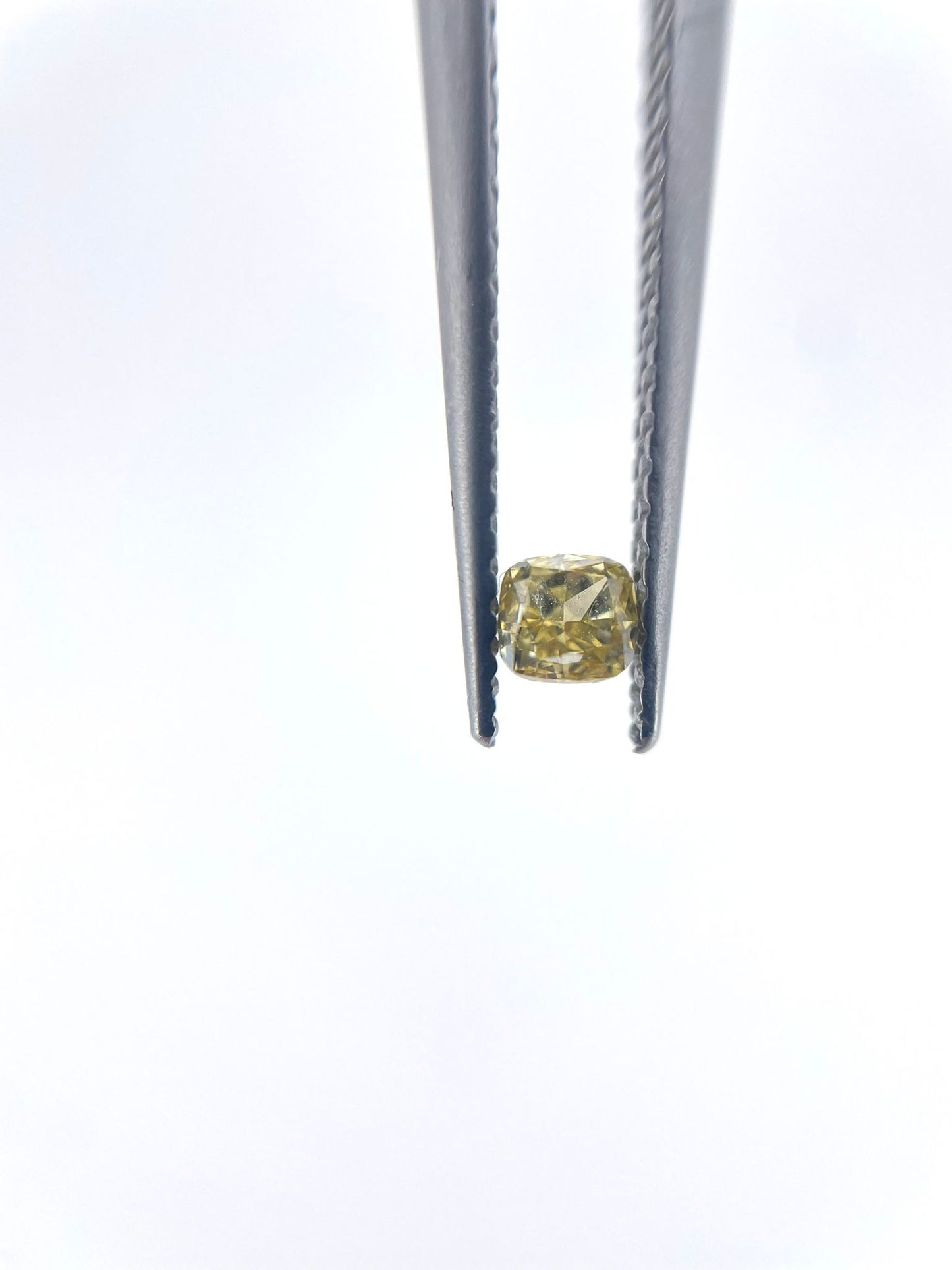 Diamant coussin jaune 0.15 ct