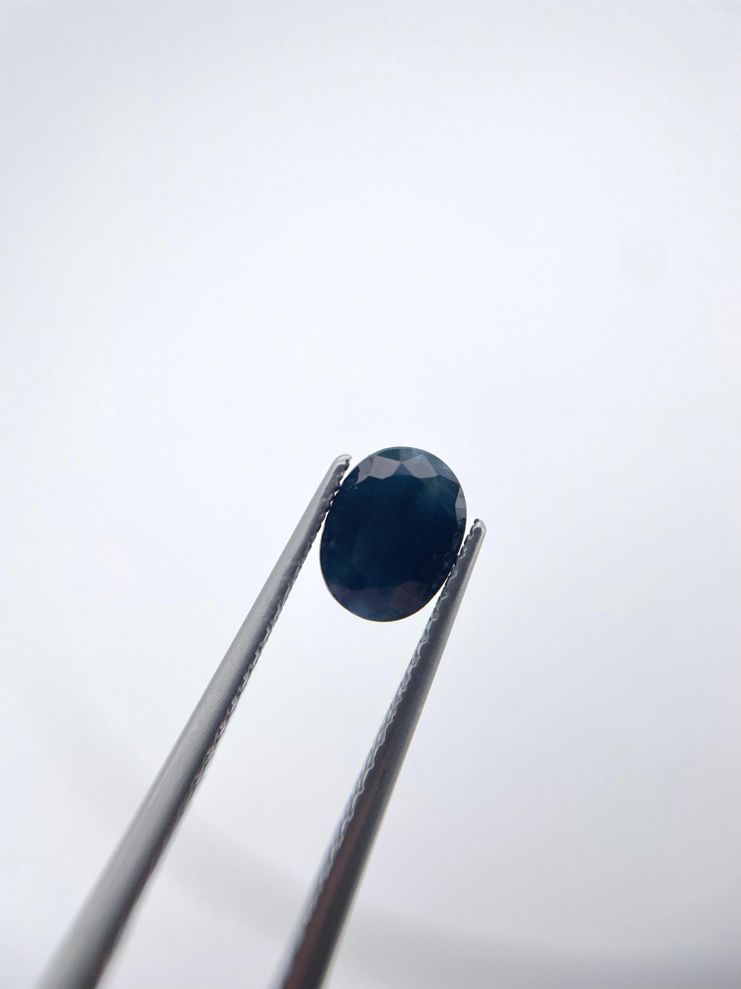 Saphir ovale bleu sombre 1.16 ct