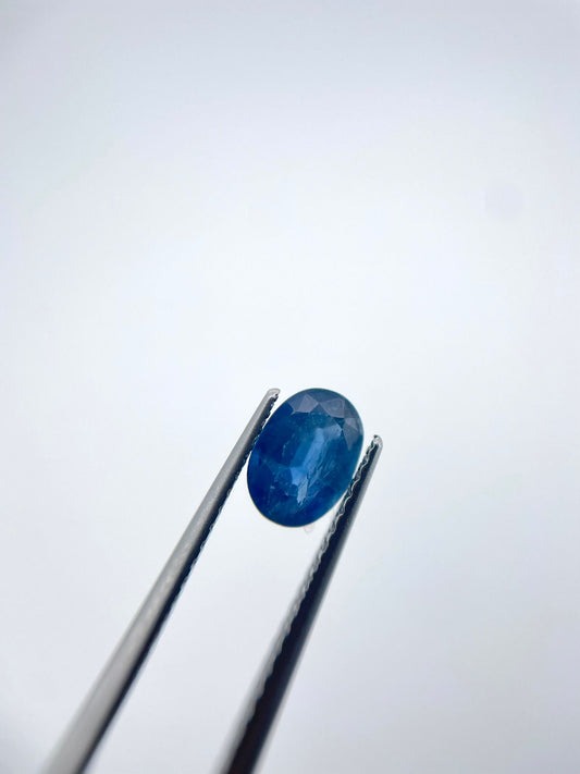 Saphir ovale bleu 0.83 ct