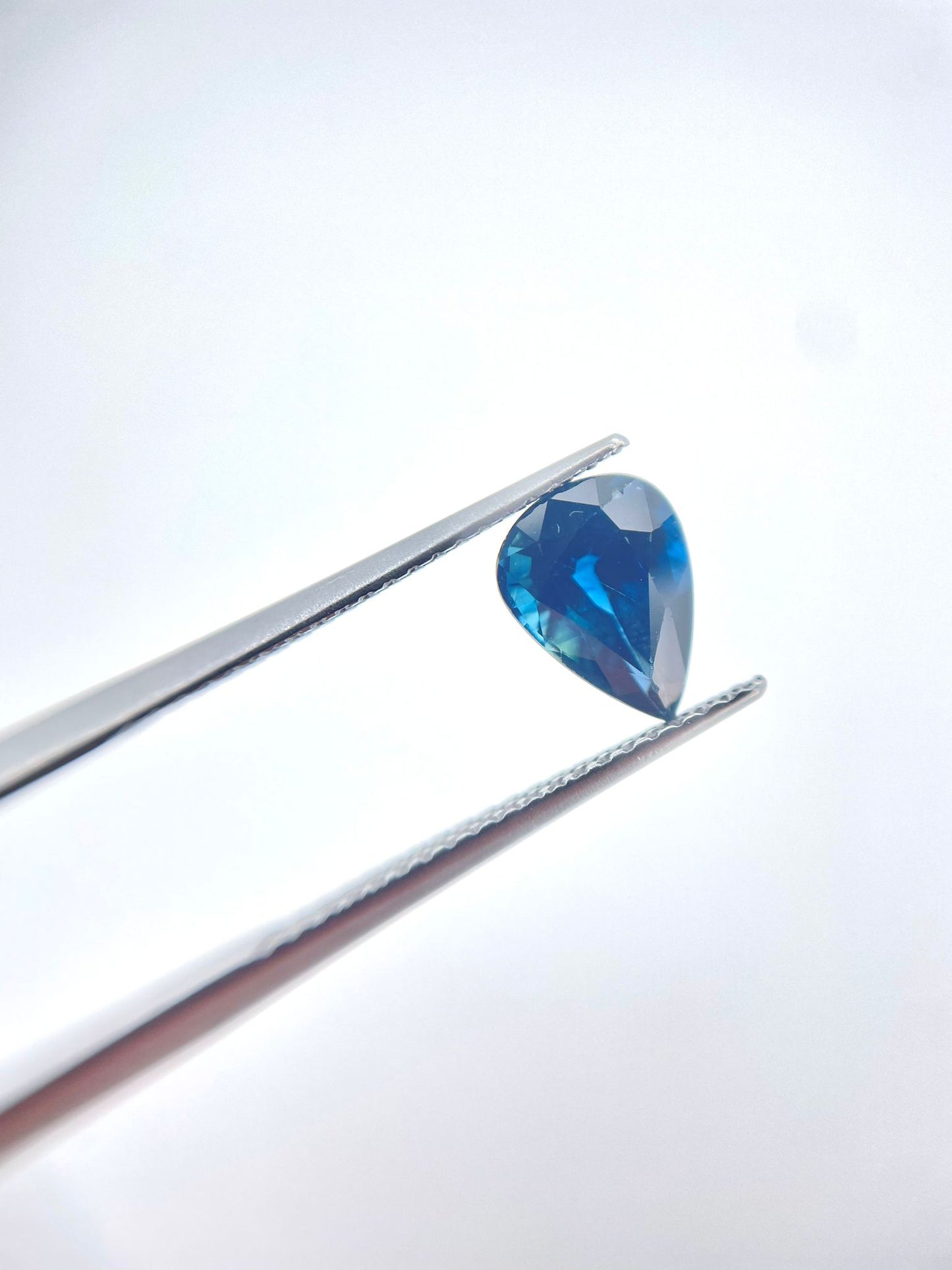 Saphir poire bleu 1.50 ct