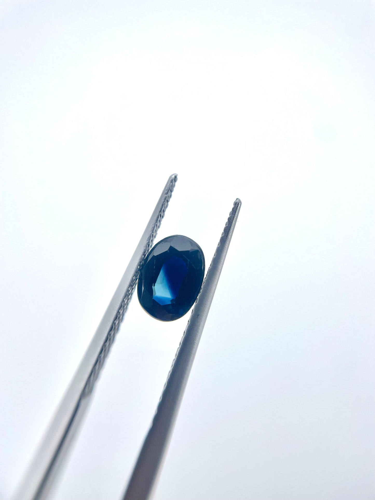 Saphir ovale bleu 0.90 ct