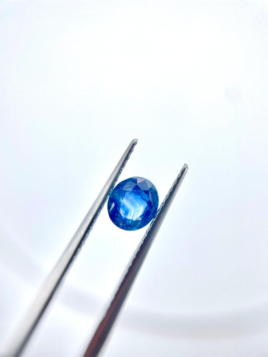Saphir ovale bleu 1.14 ct